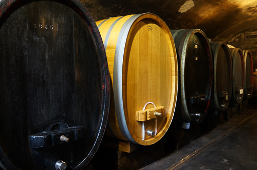 Das neue Holzfass an seinem Bestimmungsort im Keller